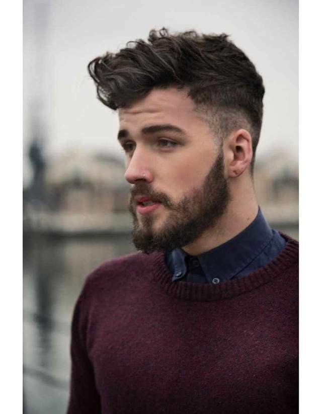 Coupe de cheveux pompadour homme