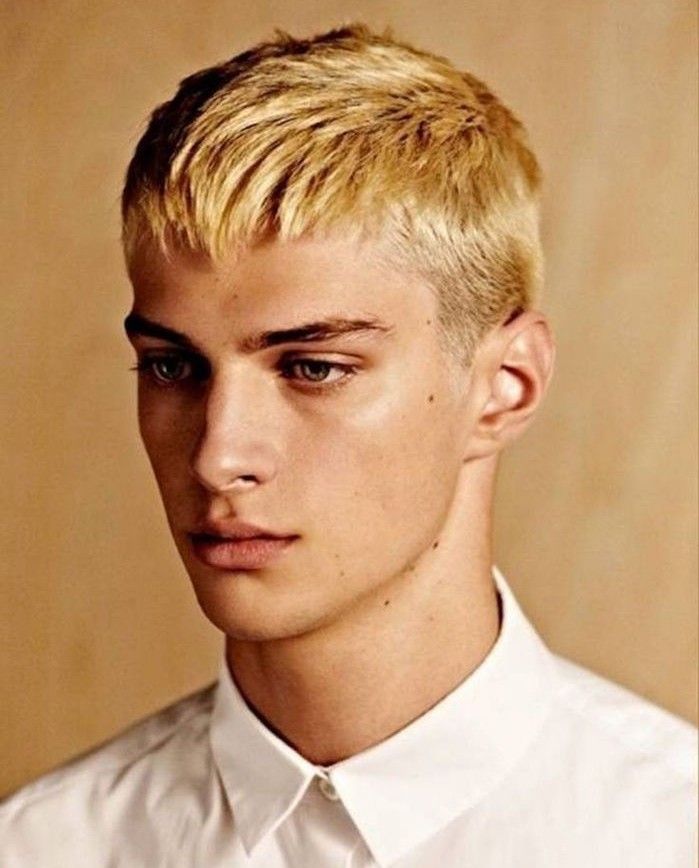 Coupe de cheveux homme dégradé blond