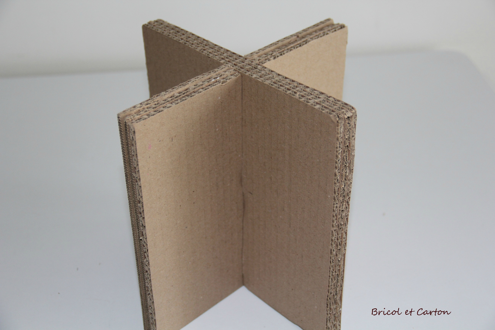 Fabriquer un tabouret en carton