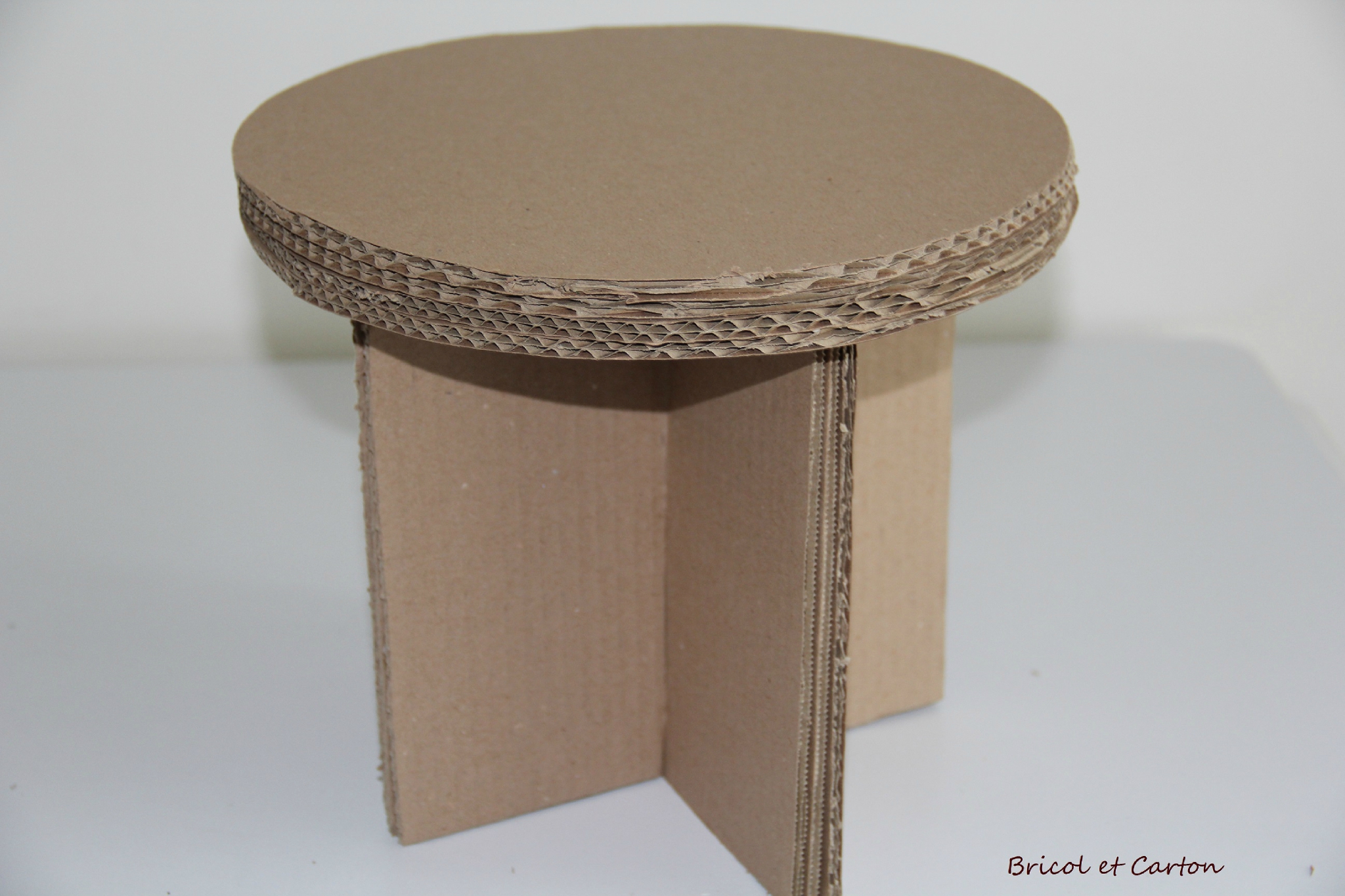 Fabriquer un tabouret en carton