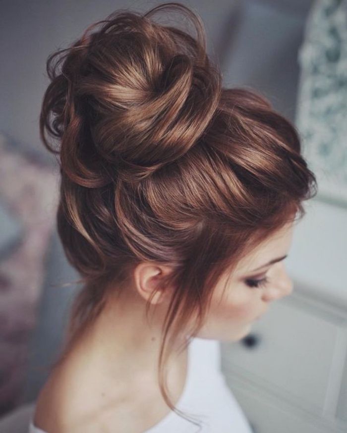 Chignon relevé bouclé