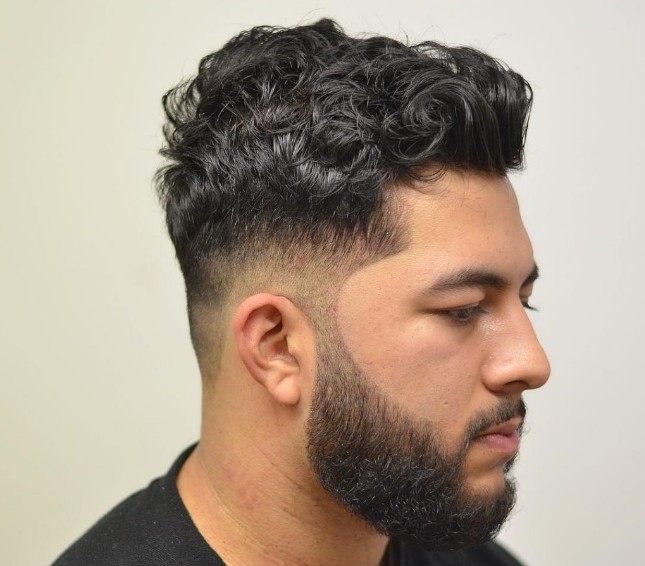 Cheveux homme frisé