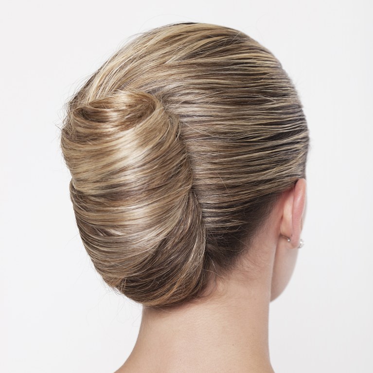 Chignon banane facile cheveux mi long