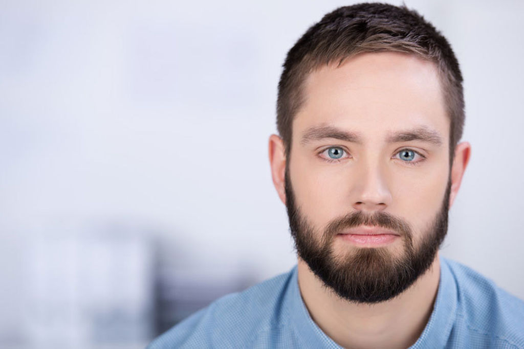 Homme avec de la barbe