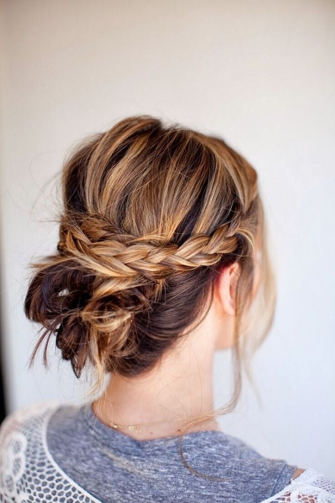 Chignon destructuré cheveux mi long