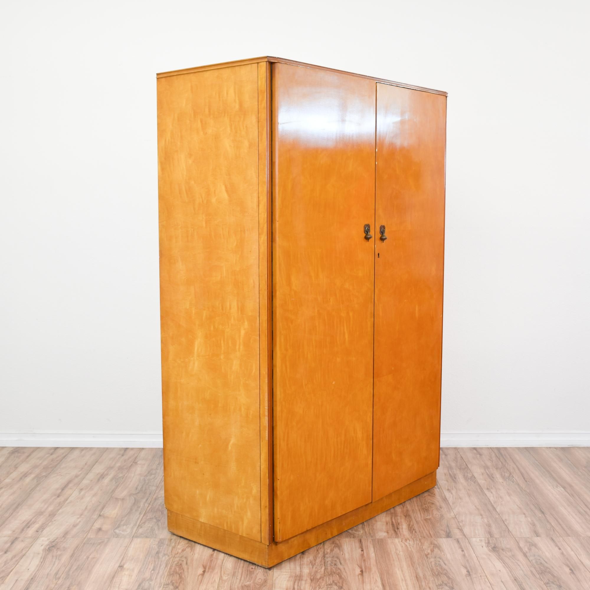 Armoire glossy but
