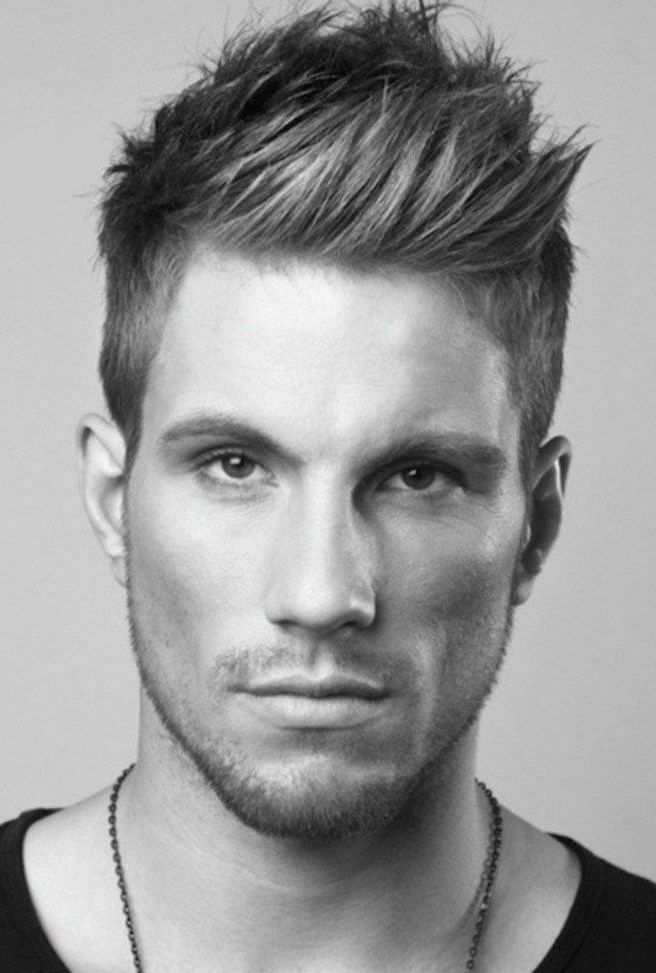 Coupe de cheveux homme rasé sur le coté