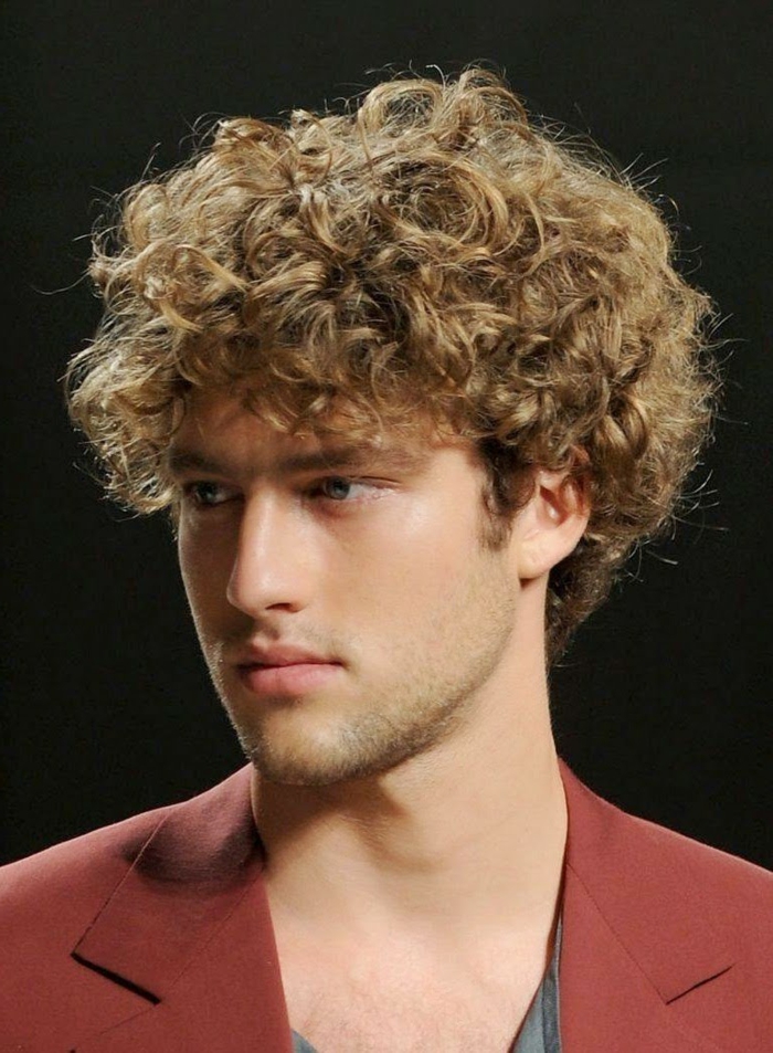 Coupe homme cheveux bouclé