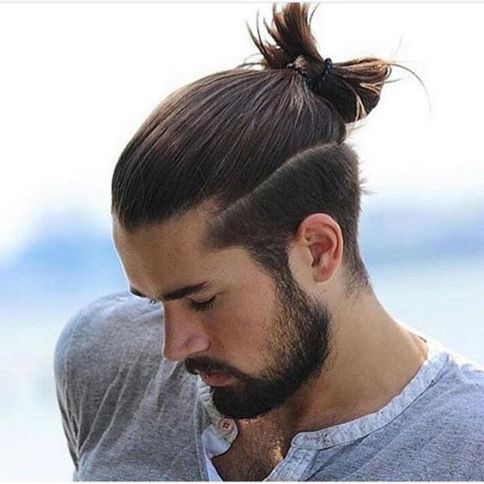 Cheveux long homme rasé coté