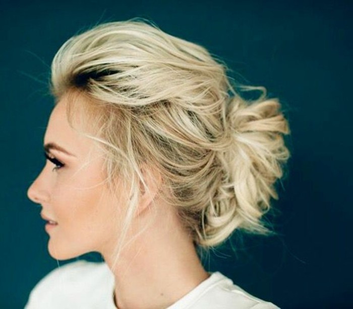 Comment faire un chignon décoiffé cheveux mi long