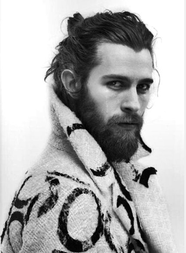 Homme barbe cheveux long