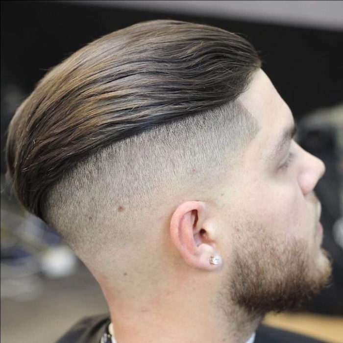 Coupe de cheveux homme rasé sur les coté