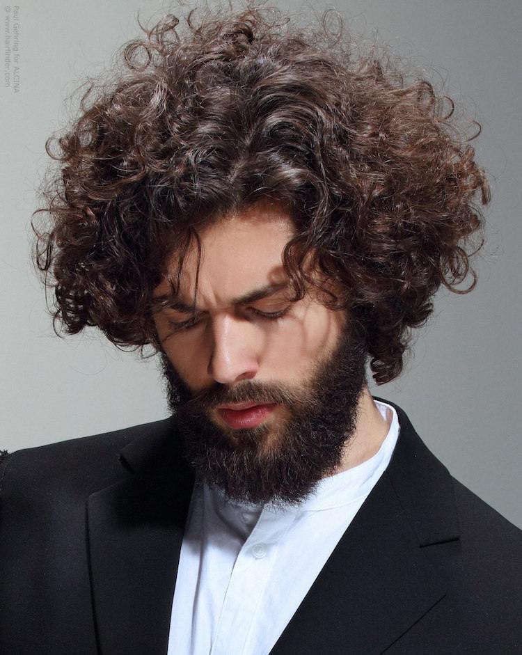 Homme cheveux bouclé