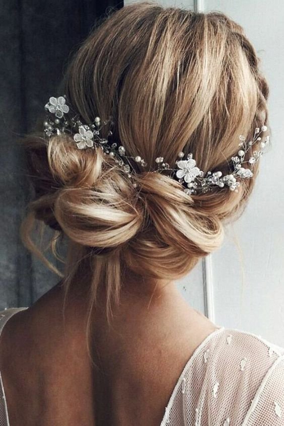 Chignon bas cheveux courts