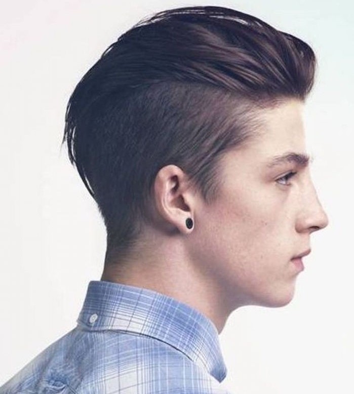 Coupe de cheveux homme court coté long dessus