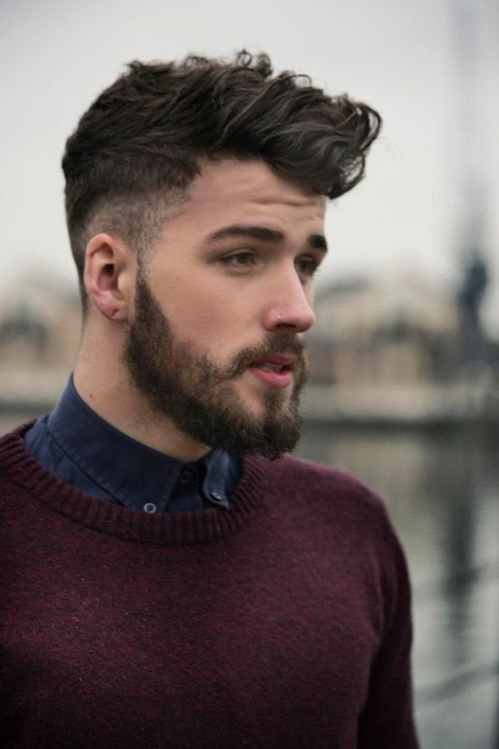 Cheveux courts bouclés homme