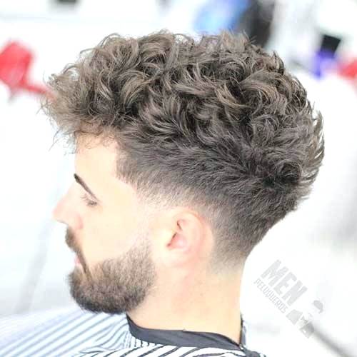 Coupe de cheveux frisés homme