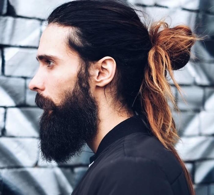 Homme cheveux long et barbe