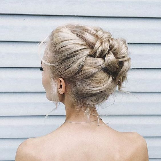 Coiffure chignon romantique