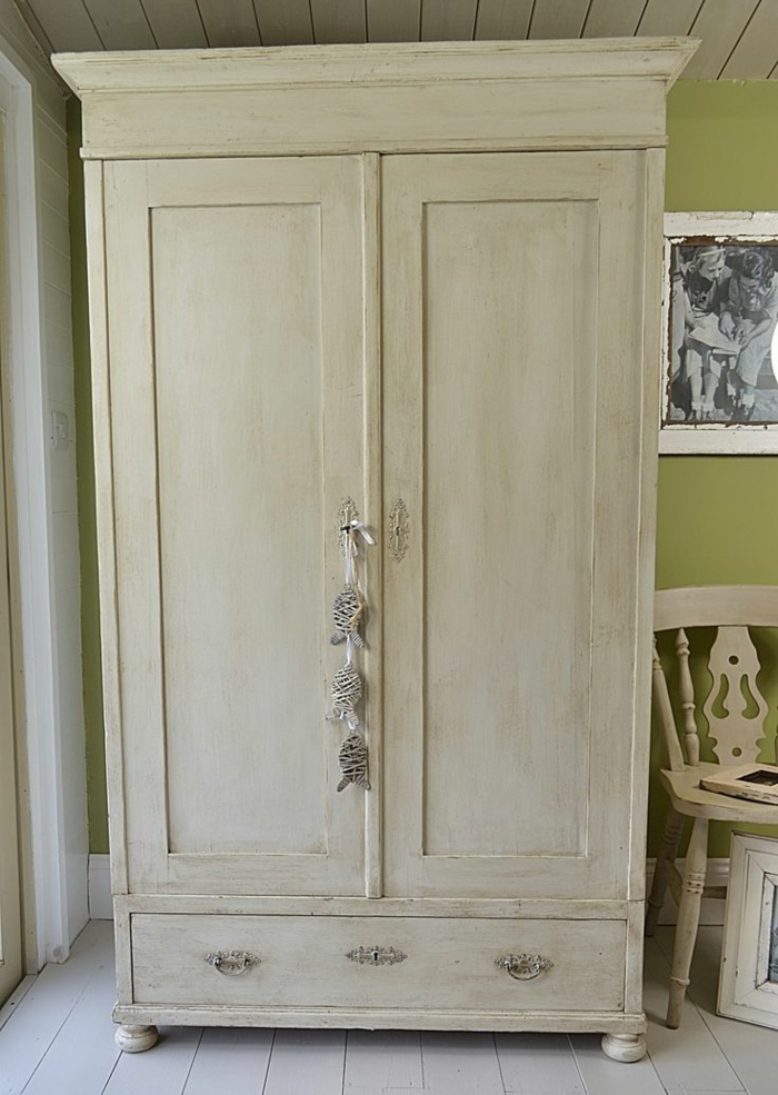 Customiser une armoire ancienne